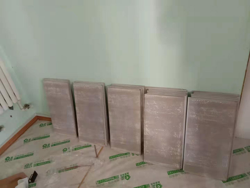 廚房貼瓷磚維修：貼磚之前你的用大盆將瓷磚浸泡12小時然后再拿到蔭涼出放置12小時；地面抄平完畢，做好地面防水及防水保護(hù)層。做好水電管線已安裝，并堵實抹平腳手眼和管洞等。臉盆架、鏡卡、管卡、水箱、煤氣等應(yīng)埋好防腐木磚，位置準(zhǔn)確。然后將殘存在基層的砂漿粉渣、灰塵、油污等清理干凈，并提前澆水濕潤。 待底層灰六、七層干時，按圖紙要求，面磚規(guī)格及實際條件進(jìn)行排磚、彈線。刮平，隨抹隨自上而下粘貼面磚，要求砂漿飽滿，虧灰時，取下重貼，并隨時用靠尺檢查平整度，同時保證縫隙寬度一致貼完經(jīng)自檢無空鼓、不平、不直后，用棉紗擦干凈，用白水泥漿或拍干水泥擦縫，用布將縫內(nèi)的素漿擦勻，磚面擦干凈。