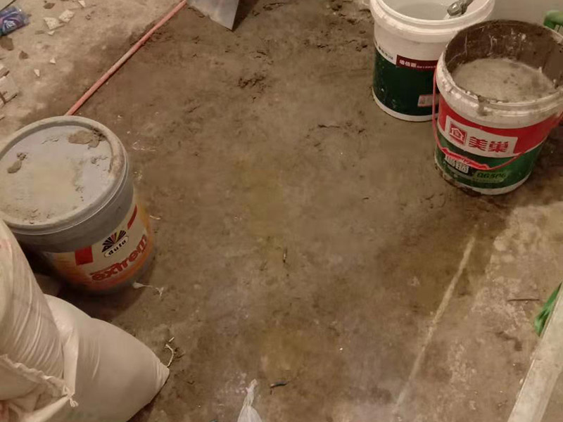 廚房貼瓷磚維修：貼磚之前你的用大盆將瓷磚浸泡12小時然后再拿到蔭涼出放置12小時；地面抄平完畢，做好地面防水及防水保護(hù)層。做好水電管線已安裝，并堵實抹平腳手眼和管洞等。臉盆架、鏡卡、管卡、水箱、煤氣等應(yīng)埋好防腐木磚，位置準(zhǔn)確。然后將殘存在基層的砂漿粉渣、灰塵、油污等清理干凈，并提前澆水濕潤。 待底層灰六、七層干時，按圖紙要求，面磚規(guī)格及實際條件進(jìn)行排磚、彈線。刮平，隨抹隨自上而下粘貼面磚，要求砂漿飽滿，虧灰時，取下重貼，并隨時用靠尺檢查平整度，同時保證縫隙寬度一致貼完經(jīng)自檢無空鼓、不平、不直后，用棉紗擦干凈，用白水泥漿或拍干水泥擦縫，用布將縫內(nèi)的素漿擦勻，磚面擦干凈。