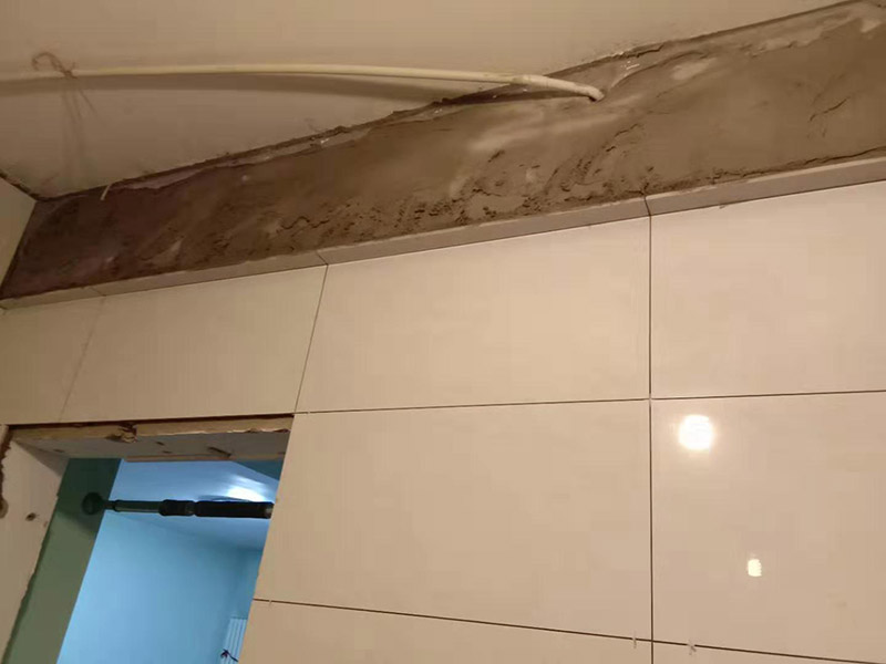 廚房貼瓷磚維修：貼磚之前你的用大盆將瓷磚浸泡12小時然后再拿到蔭涼出放置12小時；地面抄平完畢，做好地面防水及防水保護(hù)層。做好水電管線已安裝，并堵實抹平腳手眼和管洞等。臉盆架、鏡卡、管卡、水箱、煤氣等應(yīng)埋好防腐木磚，位置準(zhǔn)確。然后將殘存在基層的砂漿粉渣、灰塵、油污等清理干凈，并提前澆水濕潤。 待底層灰六、七層干時，按圖紙要求，面磚規(guī)格及實際條件進(jìn)行排磚、彈線。刮平，隨抹隨自上而下粘貼面磚，要求砂漿飽滿，虧灰時，取下重貼，并隨時用靠尺檢查平整度，同時保證縫隙寬度一致貼完經(jīng)自檢無空鼓、不平、不直后，用棉紗擦干凈，用白水泥漿或拍干水泥擦縫，用布將縫內(nèi)的素漿擦勻，磚面擦干凈。