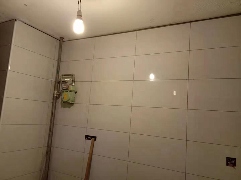 廚房貼瓷磚維修：貼磚之前你的用大盆將瓷磚浸泡12小時然后再拿到蔭涼出放置12小時；地面抄平完畢，做好地面防水及防水保護(hù)層。做好水電管線已安裝，并堵實抹平腳手眼和管洞等。臉盆架、鏡卡、管卡、水箱、煤氣等應(yīng)埋好防腐木磚，位置準(zhǔn)確。然后將殘存在基層的砂漿粉渣、灰塵、油污等清理干凈，并提前澆水濕潤。 待底層灰六、七層干時，按圖紙要求，面磚規(guī)格及實際條件進(jìn)行排磚、彈線。刮平，隨抹隨自上而下粘貼面磚，要求砂漿飽滿，虧灰時，取下重貼，并隨時用靠尺檢查平整度，同時保證縫隙寬度一致貼完經(jīng)自檢無空鼓、不平、不直后，用棉紗擦干凈，用白水泥漿或拍干水泥擦縫，用布將縫內(nèi)的素漿擦勻，磚面擦干凈。