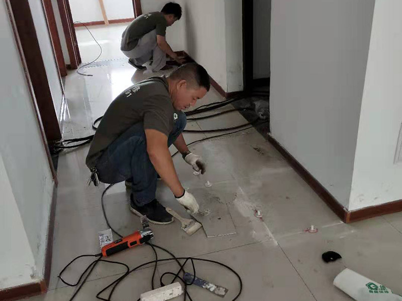 客廳走廊瓷磚空鼓維修：瓷磚的中間位置出現(xiàn)空鼓情況，這種情況就需要將這塊瓷磚撬下來重新鋪設了。具體要采取從瓷磚中間部分開砸，但是不能從中間直接砸，可以使用小型水鉆先開個孔，再使用工具慢慢的向四周蔓延的方式來撬開瓷磚，避免將周邊的額瓷磚損壞。