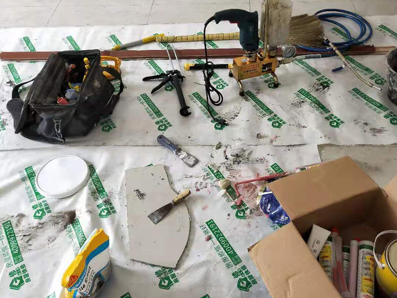 客廳走廊瓷磚空鼓維修：瓷磚的中間位置出現(xiàn)空鼓情況，這種情況就需要將這塊瓷磚撬下來重新鋪設了。具體要采取從瓷磚中間部分開砸，但是不能從中間直接砸，可以使用小型水鉆先開個孔，再使用工具慢慢的向四周蔓延的方式來撬開瓷磚，避免將周邊的額瓷磚損壞。