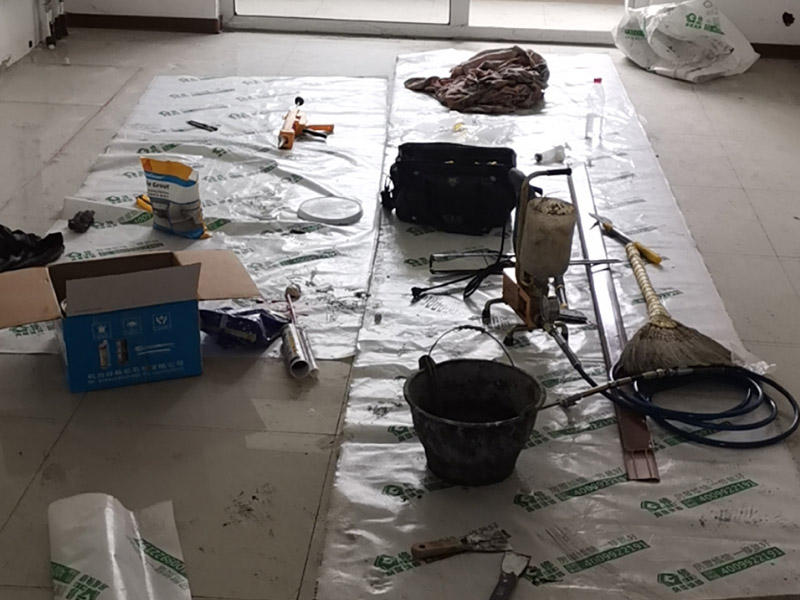 客廳走廊瓷磚空鼓維修：瓷磚的中間位置出現(xiàn)空鼓情況，這種情況就需要將這塊瓷磚撬下來重新鋪設了。具體要采取從瓷磚中間部分開砸，但是不能從中間直接砸，可以使用小型水鉆先開個孔，再使用工具慢慢的向四周蔓延的方式來撬開瓷磚，避免將周邊的額瓷磚損壞。