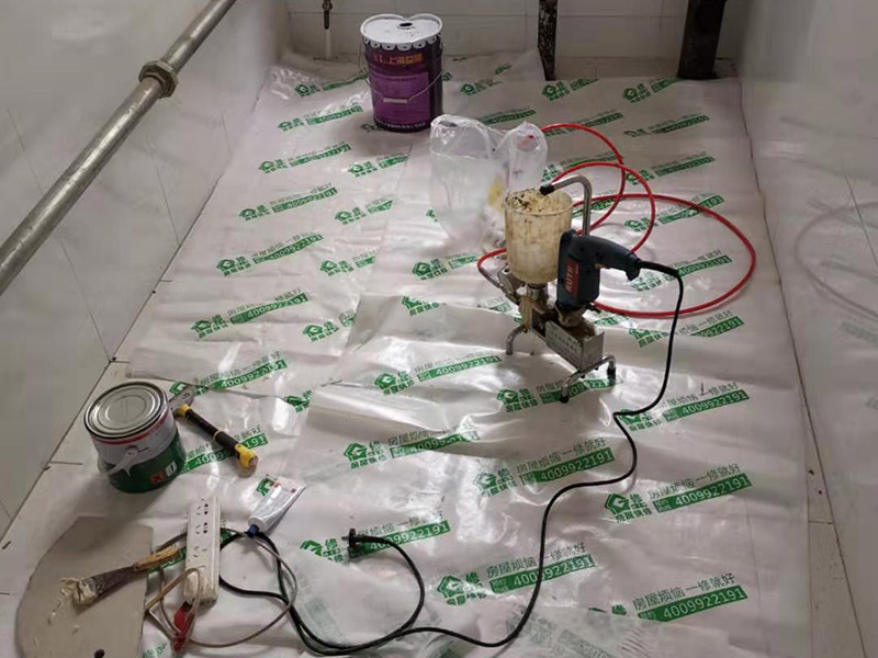 地磚空鼓維修：如果是墻面的邊角出現(xiàn)空鼓的情況，采用灌漿法進行維修瓷磚四周縫隙鏟開，然后用比較稀的水泥進行灌注并且要邊灌邊敲擊瓷磚，這樣可以將水泥漿滲透，不易對瓷磚造成破壞。 瓷磚空鼓，但基層砂漿未脫落，可以用耐候膠進行鋪貼。 瓷磚空鼓，瓷磚基層粘貼砂漿已松動，這種情況就需要將這塊瓷磚刨下來重新用水泥砂漿進行鋪設了。 鋪貼墻磚前對墻面進行灑水潤濕，并對釉面磚充分浸泡（30分鐘左右），鋪貼時用皮錘敲實可以避免空鼓的產(chǎn)生。