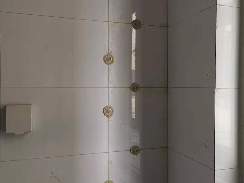 地磚空鼓維修：如果是墻面的邊角出現(xiàn)空鼓的情況，采用灌漿法進行維修瓷磚四周縫隙鏟開，然后用比較稀的水泥進行灌注并且要邊灌邊敲擊瓷磚，這樣可以將水泥漿滲透，不易對瓷磚造成破壞。 瓷磚空鼓，但基層砂漿未脫落，可以用耐候膠進行鋪貼。 瓷磚空鼓，瓷磚基層粘貼砂漿已松動，這種情況就需要將這塊瓷磚刨下來重新用水泥砂漿進行鋪設了。 鋪貼墻磚前對墻面進行灑水潤濕，并對釉面磚充分浸泡（30分鐘左右），鋪貼時用皮錘敲實可以避免空鼓的產(chǎn)生。