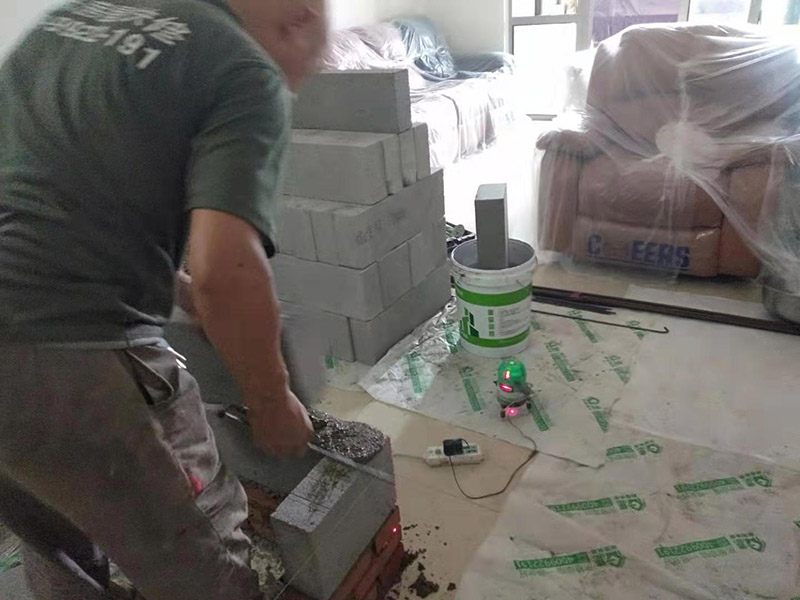 放線砌磚服務(wù)：砌墻宜采用一鏟灰、一塊磚、一擠揉的砌磚法。通常包括抄平、放線、擺磚樣、立皮數(shù)桿、掛準線、鋪灰、砌磚等工序。如果是清水墻體，還要進行勾縫。未成形的墻體上方，會吊著數(shù)根細線。這是用來保證墻面主縫垂直，不游丁走縫，當砌完一步架高時，宜每隔2m水平間距，在丁磚立楞位置彈兩道垂直立線，可以分段控制游丁走縫。