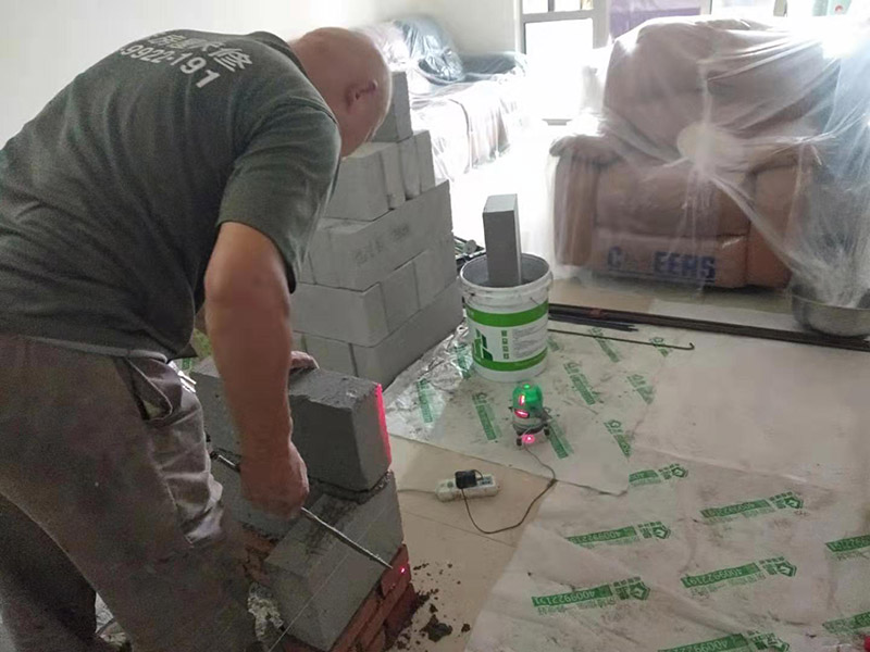 放線砌磚服務(wù)：砌墻宜采用一鏟灰、一塊磚、一擠揉的砌磚法。通常包括抄平、放線、擺磚樣、立皮數(shù)桿、掛準線、鋪灰、砌磚等工序。如果是清水墻體，還要進行勾縫。未成形的墻體上方，會吊著數(shù)根細線。這是用來保證墻面主縫垂直，不游丁走縫，當砌完一步架高時，宜每隔2m水平間距，在丁磚立楞位置彈兩道垂直立線，可以分段控制游丁走縫。