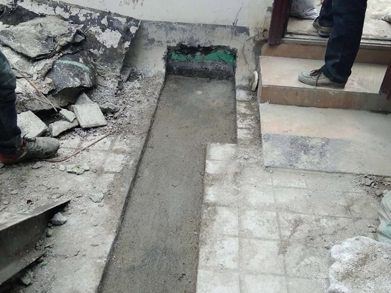 露臺花臺防水施工：是建議在干燥的地方施工，基面越干燥，產(chǎn)品才能滲透越深，如果基面里面都是水分，密度大，材料無法很好的滲透進去。關(guān)于防水堵漏的原理，水的漏水源頭沒有堵住，水只會一直往墻體滲透，長期存在墻體內(nèi)部，當水份達到一定程度會從墻體其他地方滲漏出來。并無法解決根本的問題，只有在屋頂或者外墻外面噴防水劑，讓水無法滲透進墻體直接流走才能徹底解決問題。