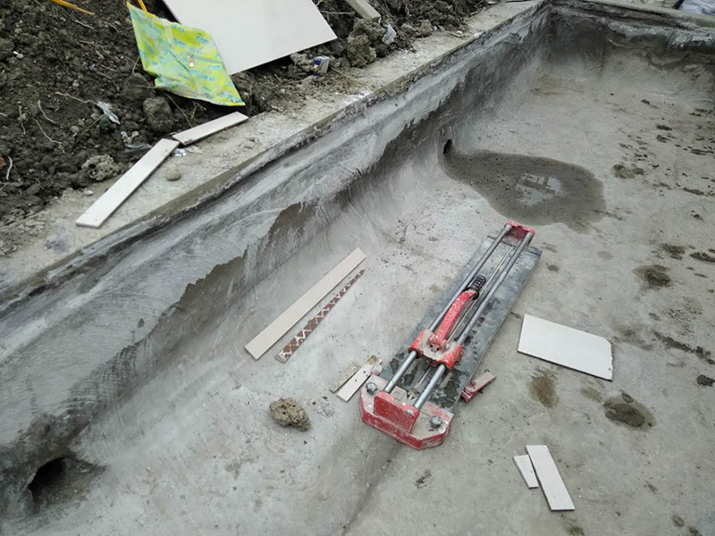 露臺花臺防水施工：是建議在干燥的地方施工，基面越干燥，產(chǎn)品才能滲透越深，如果基面里面都是水分，密度大，材料無法很好的滲透進去。關(guān)于防水堵漏的原理，水的漏水源頭沒有堵住，水只會一直往墻體滲透，長期存在墻體內(nèi)部，當水份達到一定程度會從墻體其他地方滲漏出來。并無法解決根本的問題，只有在屋頂或者外墻外面噴防水劑，讓水無法滲透進墻體直接流走才能徹底解決問題。