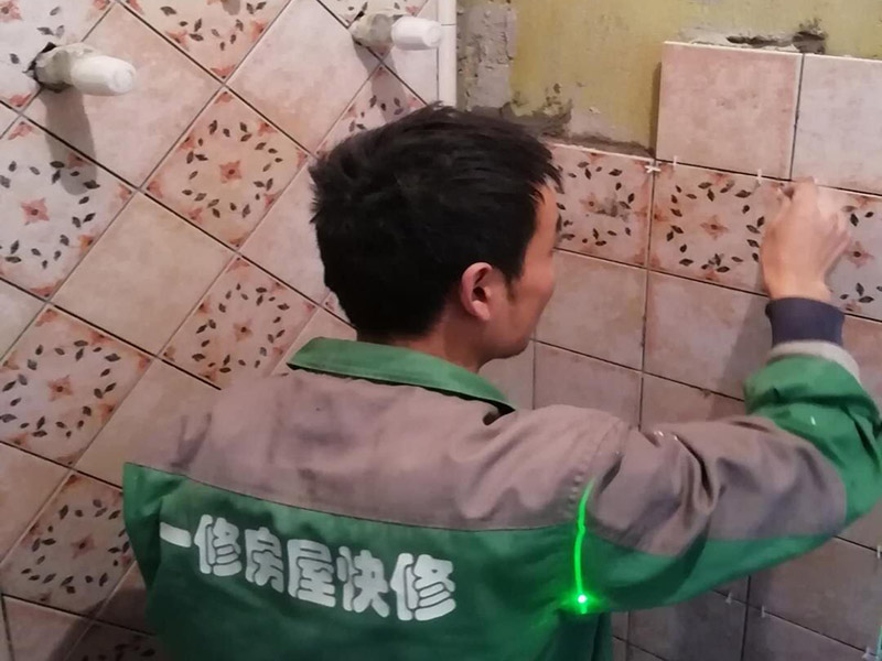 衛(wèi)生間花磚鋪貼：將水泥與少量建筑膠混合拌勻，做成粘貼劑。把粘貼劑用鏟刀鏟到地面刮平后將瓷磚鋪上，再用鏟刀壓實，這樣自上而下或自左而右的一排排粘貼即可。全部鋪完后，用白水泥漿美縫，把瓷磚間的間隙填實，這樣就完成了