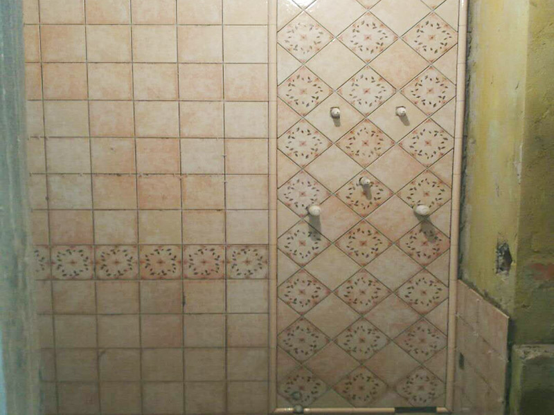 衛(wèi)生間花磚鋪貼：將水泥與少量建筑膠混合拌勻，做成粘貼劑。把粘貼劑用鏟刀鏟到地面刮平后將瓷磚鋪上，再用鏟刀壓實，這樣自上而下或自左而右的一排排粘貼即可。全部鋪完后，用白水泥漿美縫，把瓷磚間的間隙填實，這樣就完成了