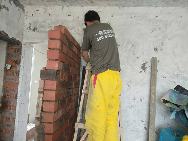 房屋砌墻施工：1、選磚：砌磚前應(yīng)選擇棱角整齊、無彎曲裂紋、顏色均勻、規(guī)格基本一致的磚。 2、盤角：砌筑磚砌體前應(yīng)先進(jìn)行盤角，每次盤角高度應(yīng)以3-5層磚為宜，盤角要及時、準(zhǔn)確地用吊線及靠尺檢查。若有偏差應(yīng)隨時修整。盤角應(yīng)嚴(yán)格對照底盤線、皮數(shù)桿的豎向標(biāo)高，水平灰縫要均勻一致。盤角應(yīng)堅持及時檢查和修整，保持新盤角的平整和垂直必須完全符合驗評標(biāo)準(zhǔn)規(guī)定的允許偏差值，方可掛線砌磚。 3、掛線：砌筑一磚半及其以上厚墻體時，應(yīng)及時雙面掛線進(jìn)行砌筑。砌一磚厚清水墻與混水墻體的時候。應(yīng)掛外手線進(jìn)行砌筑。 4、構(gòu)造柱馬牙搓設(shè)置：砌體留置馬牙搓要求先退后進(jìn)，應(yīng)于每層往腳開始先退五皮磚、后挑出五皮磚做馬牙搓，搓寬為60mm，搓高為300mm，以保證柱腳為大斷面。 5、砌磚：磚砌體的砌筑，應(yīng)上下錯縫，內(nèi)外搭砌。砌筑時上口拉線采用一鏟灰、一塊磚、一擠揉的&ldquo;三、一&rdquo;砌磚法進(jìn)行作業(yè)。砌筑時，首先應(yīng)將灰打勻打平，磚要放平，壘砌時一定要跟線，左、右相鄰要對平。