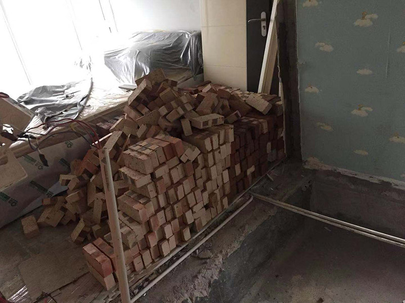 房屋砌墻施工：1、選磚：砌磚前應(yīng)選擇棱角整齊、無彎曲裂紋、顏色均勻、規(guī)格基本一致的磚。 2、盤角：砌筑磚砌體前應(yīng)先進(jìn)行盤角，每次盤角高度應(yīng)以3-5層磚為宜，盤角要及時、準(zhǔn)確地用吊線及靠尺檢查。若有偏差應(yīng)隨時修整。盤角應(yīng)嚴(yán)格對照底盤線、皮數(shù)桿的豎向標(biāo)高，水平灰縫要均勻一致。盤角應(yīng)堅持及時檢查和修整，保持新盤角的平整和垂直必須完全符合驗評標(biāo)準(zhǔn)規(guī)定的允許偏差值，方可掛線砌磚。 3、掛線：砌筑一磚半及其以上厚墻體時，應(yīng)及時雙面掛線進(jìn)行砌筑。砌一磚厚清水墻與混水墻體的時候。應(yīng)掛外手線進(jìn)行砌筑。 4、構(gòu)造柱馬牙搓設(shè)置：砌體留置馬牙搓要求先退后進(jìn)，應(yīng)于每層往腳開始先退五皮磚、后挑出五皮磚做馬牙搓，搓寬為60mm，搓高為300mm，以保證柱腳為大斷面。 5、砌磚：磚砌體的砌筑，應(yīng)上下錯縫，內(nèi)外搭砌。砌筑時上口拉線采用一鏟灰、一塊磚、一擠揉的&ldquo;三、一&rdquo;砌磚法進(jìn)行作業(yè)。砌筑時，首先應(yīng)將灰打勻打平，磚要放平，壘砌時一定要跟線，左、右相鄰要對平。