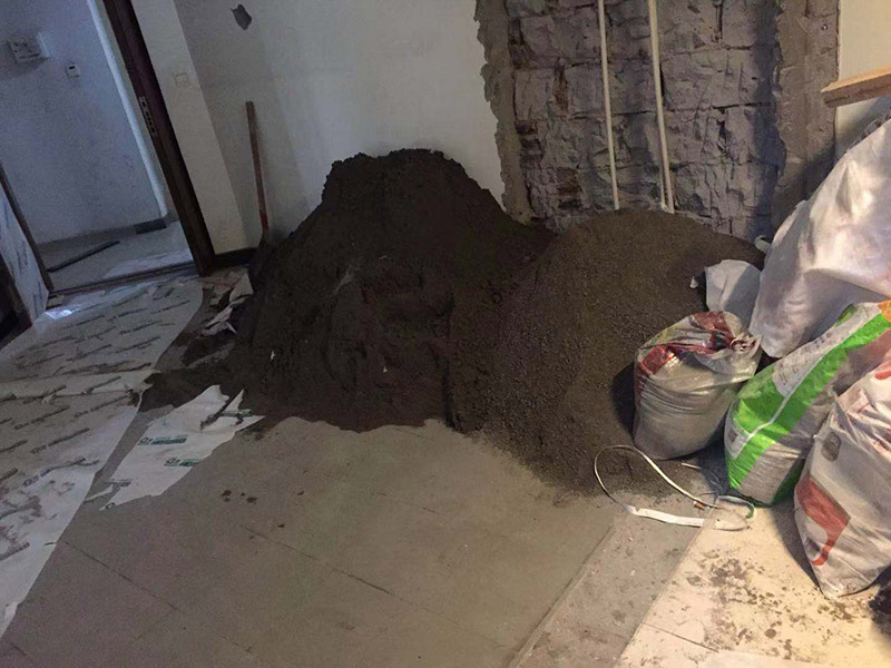 房屋砌墻施工：1、選磚：砌磚前應(yīng)選擇棱角整齊、無彎曲裂紋、顏色均勻、規(guī)格基本一致的磚。 2、盤角：砌筑磚砌體前應(yīng)先進(jìn)行盤角，每次盤角高度應(yīng)以3-5層磚為宜，盤角要及時、準(zhǔn)確地用吊線及靠尺檢查。若有偏差應(yīng)隨時修整。盤角應(yīng)嚴(yán)格對照底盤線、皮數(shù)桿的豎向標(biāo)高，水平灰縫要均勻一致。盤角應(yīng)堅持及時檢查和修整，保持新盤角的平整和垂直必須完全符合驗評標(biāo)準(zhǔn)規(guī)定的允許偏差值，方可掛線砌磚。 3、掛線：砌筑一磚半及其以上厚墻體時，應(yīng)及時雙面掛線進(jìn)行砌筑。砌一磚厚清水墻與混水墻體的時候。應(yīng)掛外手線進(jìn)行砌筑。 4、構(gòu)造柱馬牙搓設(shè)置：砌體留置馬牙搓要求先退后進(jìn)，應(yīng)于每層往腳開始先退五皮磚、后挑出五皮磚做馬牙搓，搓寬為60mm，搓高為300mm，以保證柱腳為大斷面。 5、砌磚：磚砌體的砌筑，應(yīng)上下錯縫，內(nèi)外搭砌。砌筑時上口拉線采用一鏟灰、一塊磚、一擠揉的&ldquo;三、一&rdquo;砌磚法進(jìn)行作業(yè)。砌筑時，首先應(yīng)將灰打勻打平，磚要放平，壘砌時一定要跟線，左、右相鄰要對平。