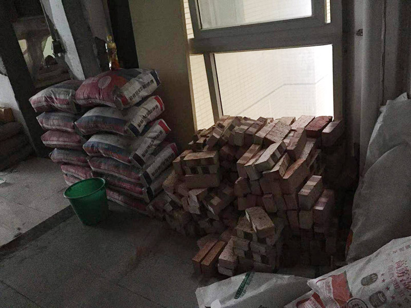 房屋砌墻施工：1、選磚：砌磚前應(yīng)選擇棱角整齊、無彎曲裂紋、顏色均勻、規(guī)格基本一致的磚。 2、盤角：砌筑磚砌體前應(yīng)先進(jìn)行盤角，每次盤角高度應(yīng)以3-5層磚為宜，盤角要及時、準(zhǔn)確地用吊線及靠尺檢查。若有偏差應(yīng)隨時修整。盤角應(yīng)嚴(yán)格對照底盤線、皮數(shù)桿的豎向標(biāo)高，水平灰縫要均勻一致。盤角應(yīng)堅持及時檢查和修整，保持新盤角的平整和垂直必須完全符合驗評標(biāo)準(zhǔn)規(guī)定的允許偏差值，方可掛線砌磚。 3、掛線：砌筑一磚半及其以上厚墻體時，應(yīng)及時雙面掛線進(jìn)行砌筑。砌一磚厚清水墻與混水墻體的時候。應(yīng)掛外手線進(jìn)行砌筑。 4、構(gòu)造柱馬牙搓設(shè)置：砌體留置馬牙搓要求先退后進(jìn)，應(yīng)于每層往腳開始先退五皮磚、后挑出五皮磚做馬牙搓，搓寬為60mm，搓高為300mm，以保證柱腳為大斷面。 5、砌磚：磚砌體的砌筑，應(yīng)上下錯縫，內(nèi)外搭砌。砌筑時上口拉線采用一鏟灰、一塊磚、一擠揉的&ldquo;三、一&rdquo;砌磚法進(jìn)行作業(yè)。砌筑時，首先應(yīng)將灰打勻打平，磚要放平，壘砌時一定要跟線，左、右相鄰要對平。