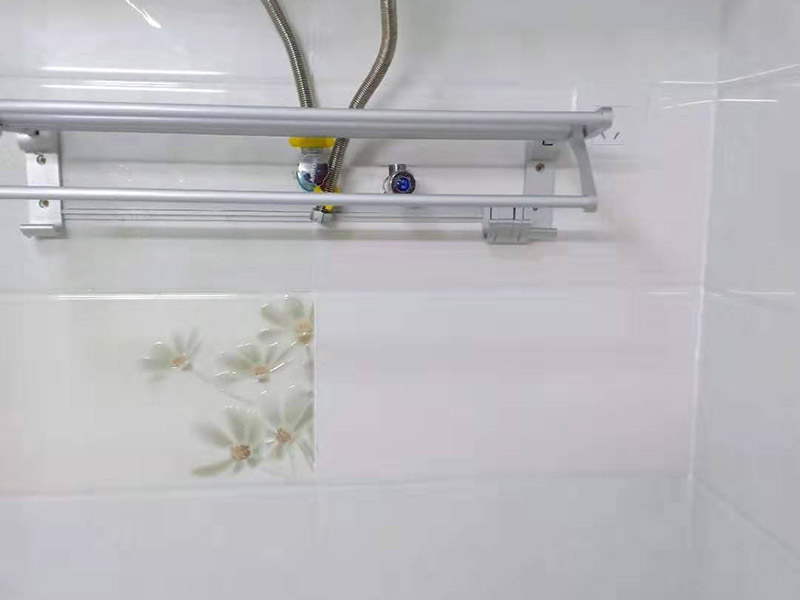 墻面瓷磚修補(bǔ)：1、若砂漿bai未松動(dòng)，僅是瓷磚脫落，du可將瓷磚背面和四周粘附的砂漿刮凈zhi后，在107膠中摻入少許水泥成糊狀，在dao瓷磚背面均勻地涂上薄薄的一層，稍后壓緊瓷磚即可粘牢。 2、若砂漿連同瓷磚一同掉落，先在原基礎(chǔ)面上輕輕鑿些毛坑后，用拌有107膠的砂漿重新鑲貼，或用水泥、E－44環(huán)氧樹脂、丙酮、乙二胺(化工商店有售)按5：3：2：1的比例拌勻后，用毛刷在基礎(chǔ)面上刷一層，然后將脫落的瓷磚壓上去，直至砂漿硬化。