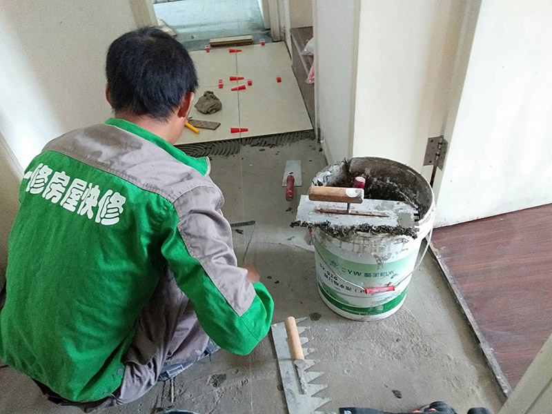 客廳瓷磚安裝： 1:瓷磚黏著劑這也叫干貼法,是一種新式的鋪裝輔料。和以往砂漿水泥濕貼不一樣的是,瓷磚不需預(yù)先浸水,基面不需打濕,只需地上平坦,其它條件較好就行。這種貼法瓷磚黏著度較高,比傳統(tǒng)的砂漿水泥作用要好,比照格外適用作業(yè)面小、環(huán)境較好的中小戶型家庭裝飾。 2:多彩填縫劑這個不是通常五顏六色水泥,通常用于留縫鋪裝的地上或墻面。其特色是顏色的固著力強(qiáng)、耐壓耐磨、不堿化、不縮短、不粉化。它的呈現(xiàn)改變了瓷磚縫隙水掉落黏著不牢的缺點,并且使縫隙的顏色和瓷磚般配顯得共同協(xié)調(diào),相輔相成。