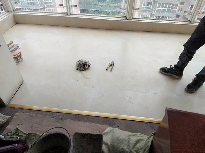 客廳瓷磚安裝： 1:瓷磚黏著劑這也叫干貼法,是一種新式的鋪裝輔料。和以往砂漿水泥濕貼不一樣的是,瓷磚不需預(yù)先浸水,基面不需打濕,只需地上平坦,其它條件較好就行。這種貼法瓷磚黏著度較高,比傳統(tǒng)的砂漿水泥作用要好,比照格外適用作業(yè)面小、環(huán)境較好的中小戶型家庭裝飾。 2:多彩填縫劑這個不是通常五顏六色水泥,通常用于留縫鋪裝的地上或墻面。其特色是顏色的固著力強(qiáng)、耐壓耐磨、不堿化、不縮短、不粉化。它的呈現(xiàn)改變了瓷磚縫隙水掉落黏著不牢的缺點,并且使縫隙的顏色和瓷磚般配顯得共同協(xié)調(diào),相輔相成。