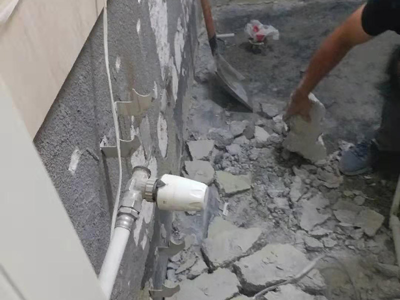 墻磚拆除建渣清運(yùn)：建筑垃圾最終處置以回填為主。除少數(shù)幾個(gè)城市外，大部分城市沒(méi)有專門(mén)的建筑垃圾填埋場(chǎng)。絕大部分建筑垃圾未經(jīng)任何處理，直接運(yùn)往郊外或鄉(xiāng)村，采用露天堆放或填埋的方式進(jìn)行處理，這種簡(jiǎn)易堆填耗用大量的土地資源，有極大的安全風(fēng)險(xiǎn)。此外，建筑垃圾運(yùn)輸、堆放過(guò)程中產(chǎn)生的空氣粉塵、污水污染等問(wèn)題又造成了較嚴(yán)重的環(huán)境污染。對(duì)建筑垃圾進(jìn)行技術(shù)處理可產(chǎn)生新的材料，但國(guó)內(nèi)建筑垃圾資源化利用的案例較少、資源化利用方法不多。