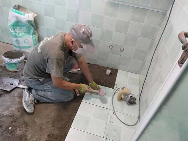 廁所地面貼瓷磚：首先將選購好的瓷磚清潔干凈，并du在水中浸泡2個(gè)小時(shí)以上，瓷磚的浸泡是為了能讓瓷磚充分的吸收水分，避免在鋪貼完成之后吸取材料中的水分，而影響瓷磚與地面的粘貼度，造成起空鼓、脫落等現(xiàn)象，開始鋪貼瓷磚之前需要從水中取出并將便面的水分擦去，以便鋪貼。 設(shè)置輔助線在開始瓷磚進(jìn)行鋪貼之前，需先在墻面上吊垂線，吊垂線是用來確定瓷磚與墻面的尺寸，再設(shè)置水平線，這樣能夠保證瓷磚鋪貼過程中保持橫平豎直的平整度。 順序鋪貼通常地磚的鋪貼都是由門窗邊或者陽臺(tái)開始的，保證從上到下，由左及右的順序行進(jìn)，先用水潤曾找平層，再用鏟子將水泥抹在瓷磚的背面，再將瓷磚貼在地面，再用橡膠錘輕輕敲擊瓷磚，使水泥充滿墻面與瓷磚之間的空隙。