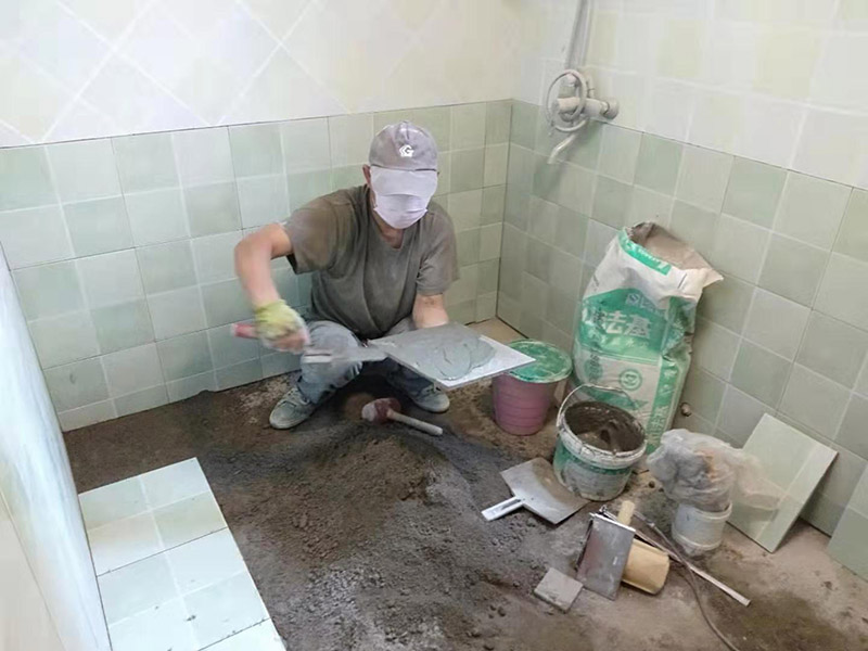 廁所地面貼瓷磚：首先將選購好的瓷磚清潔干凈，并du在水中浸泡2個(gè)小時(shí)以上，瓷磚的浸泡是為了能讓瓷磚充分的吸收水分，避免在鋪貼完成之后吸取材料中的水分，而影響瓷磚與地面的粘貼度，造成起空鼓、脫落等現(xiàn)象，開始鋪貼瓷磚之前需要從水中取出并將便面的水分擦去，以便鋪貼。 設(shè)置輔助線在開始瓷磚進(jìn)行鋪貼之前，需先在墻面上吊垂線，吊垂線是用來確定瓷磚與墻面的尺寸，再設(shè)置水平線，這樣能夠保證瓷磚鋪貼過程中保持橫平豎直的平整度。 順序鋪貼通常地磚的鋪貼都是由門窗邊或者陽臺(tái)開始的，保證從上到下，由左及右的順序行進(jìn)，先用水潤曾找平層，再用鏟子將水泥抹在瓷磚的背面，再將瓷磚貼在地面，再用橡膠錘輕輕敲擊瓷磚，使水泥充滿墻面與瓷磚之間的空隙。