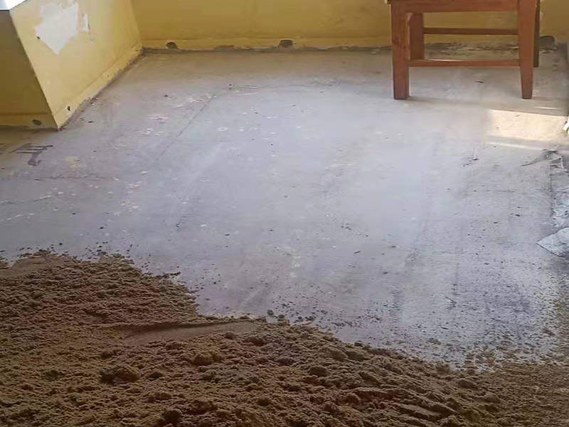 臥室地面瓷磚裝修：將砂土平整好，上面才好放瓷磚，注意一邊平整一邊將小的硬塊去掉，結(jié)合層材料應(yīng)當(dāng)勻?qū)?，穩(wěn)固。結(jié)合層厚度宜取20-35mm；結(jié)合層與瓷磚應(yīng)分段同時(shí)鋪砌，鋪砌時(shí)宜采用水泥漿或干鋪泥灑水作粘結(jié)。用橡皮錘將瓷磚輕輕敲緊定位，切忌用大力，如果結(jié)合層不平應(yīng)拿掉瓷磚重新抹平。現(xiàn)在看瓷磚之間有沒有板塊不嚴(yán)，板塊厚薄不一，尺寸誤差大的問題，否則鋪設(shè)出來影響美觀。給瓷磚背面上水泥，上水泥前要盡量清除瓷磚表面的浮土，這樣才不會(huì)影響水泥的黏結(jié)能力。