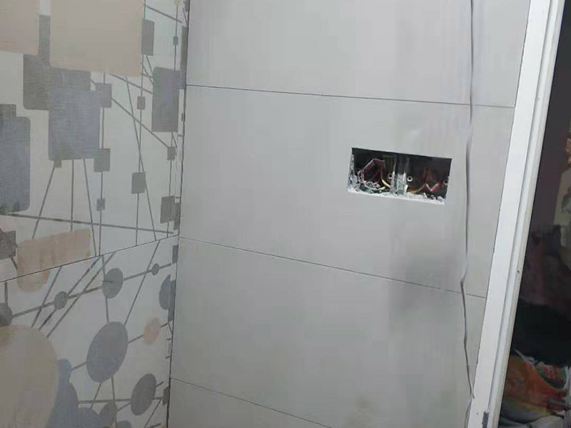 局部貼墻磚：基層處理：保持墻面的平滑，踢平表面凹凸不平的位置或用1:3比例的水泥漿抹平，用鐵絲擦掉殘留的灰塵、油漬、砂漿等。 找標(biāo)高、彈線：根據(jù)水平控制線和設(shè)計(jì)圖紙劃出標(biāo)高，再拋出十字線并保持墻面一線和地面一線垂直。 貼磚：貼磚選用1：3比例的干硬性水泥砂漿，砂漿厚度2cm左右。鋪貼前將墻磚背面濕潤(rùn)，正面保持干燥。把墻磚輕輕地放在水泥砂漿上，用手錘輕敲瓷磚表面直至緊密平整即可。 勾縫、擦縫：在貼完磚24小時(shí)后進(jìn)行勾縫工作，采用同一品種的水泥漿或?qū)Ｓ锰羁p劑進(jìn)行空隙填補(bǔ)，使墻磚最終緊密嚴(yán)實(shí)，最后再擦凈多余的水泥或填縫劑。