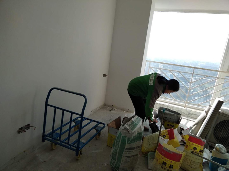 衛(wèi)生間貼磚施工：衛(wèi)生間墻磚的規(guī)格一定要與鋪貼面積協(xié)調(diào)衛(wèi)生間墻磚的規(guī)格不宜過大,規(guī)格過大的墻磚會給人一種不協(xié)調(diào)的感覺,而小尺寸的墻磚裝飾效果則更好,在一定程度上可以增加衛(wèi)生間的空間感。在進行衛(wèi)生間墻磚鋪貼之前一定要做好排磚方案鋪貼前一定要做排磚方案,盡量不要出現(xiàn)小于墻磚三分之一的窄列。確須切割,瓷磚經(jīng)過切割后以剩下大于三分之二的為宜。3、了解水電布線走向在鋪貼之前一定要記住墻面水管電線的走向,最好將電路、水路的走線圖保存好。而且一定要進行一次閉水、閉電實驗,以免出現(xiàn)漏水、漏電的情況。
