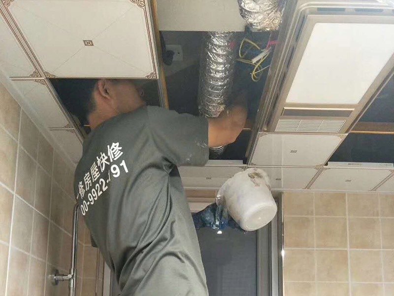 局部打孔安裝服務(wù)：實地測量，確定房間管道的分布、房間的高度、房間設(shè)施的位置及通風(fēng)窗的位置等。 1、天花板的預(yù)處理，確定吊頂?shù)陌惭b高度，中間夾層大于300mm，用水平管在四個墻角劃線，并用墨斗彈出水平線。 2、確定通風(fēng)窗的位置，在墻上用電錘打出直徑100mm的圓形孔。 3、電線預(yù)埋，照明線路為2條，取暖器的線路為5條，為了能保證正常使用，可多預(yù)埋1～2條。 4、水管、煤氣管等管道的處理，檢查是否有漏水、漏電現(xiàn)象。