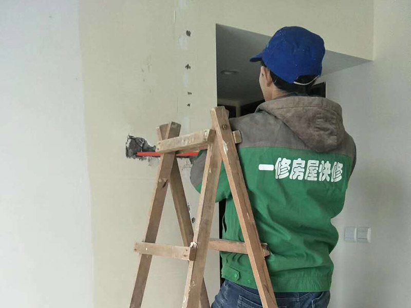 局部打孔安裝服務(wù)：實地測量，確定房間管道的分布、房間的高度、房間設(shè)施的位置及通風(fēng)窗的位置等。 1、天花板的預(yù)處理，確定吊頂?shù)陌惭b高度，中間夾層大于300mm，用水平管在四個墻角劃線，并用墨斗彈出水平線。 2、確定通風(fēng)窗的位置，在墻上用電錘打出直徑100mm的圓形孔。 3、電線預(yù)埋，照明線路為2條，取暖器的線路為5條，為了能保證正常使用，可多預(yù)埋1～2條。 4、水管、煤氣管等管道的處理，檢查是否有漏水、漏電現(xiàn)象。