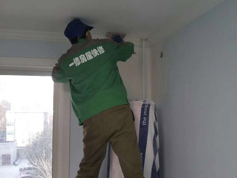 局部打孔安裝服務(wù)：實地測量，確定房間管道的分布、房間的高度、房間設(shè)施的位置及通風(fēng)窗的位置等。 1、天花板的預(yù)處理，確定吊頂?shù)陌惭b高度，中間夾層大于300mm，用水平管在四個墻角劃線，并用墨斗彈出水平線。 2、確定通風(fēng)窗的位置，在墻上用電錘打出直徑100mm的圓形孔。 3、電線預(yù)埋，照明線路為2條，取暖器的線路為5條，為了能保證正常使用，可多預(yù)埋1～2條。 4、水管、煤氣管等管道的處理，檢查是否有漏水、漏電現(xiàn)象。