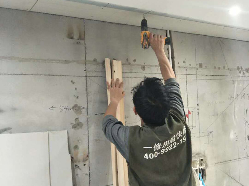 局部打孔安裝服務(wù)：實地測量，確定房間管道的分布、房間的高度、房間設(shè)施的位置及通風(fēng)窗的位置等。 1、天花板的預(yù)處理，確定吊頂?shù)陌惭b高度，中間夾層大于300mm，用水平管在四個墻角劃線，并用墨斗彈出水平線。 2、確定通風(fēng)窗的位置，在墻上用電錘打出直徑100mm的圓形孔。 3、電線預(yù)埋，照明線路為2條，取暖器的線路為5條，為了能保證正常使用，可多預(yù)埋1～2條。 4、水管、煤氣管等管道的處理，檢查是否有漏水、漏電現(xiàn)象。