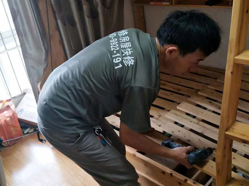 局部打孔安裝服務(wù)：實地測量，確定房間管道的分布、房間的高度、房間設(shè)施的位置及通風(fēng)窗的位置等。 1、天花板的預(yù)處理，確定吊頂?shù)陌惭b高度，中間夾層大于300mm，用水平管在四個墻角劃線，并用墨斗彈出水平線。 2、確定通風(fēng)窗的位置，在墻上用電錘打出直徑100mm的圓形孔。 3、電線預(yù)埋，照明線路為2條，取暖器的線路為5條，為了能保證正常使用，可多預(yù)埋1～2條。 4、水管、煤氣管等管道的處理，檢查是否有漏水、漏電現(xiàn)象。