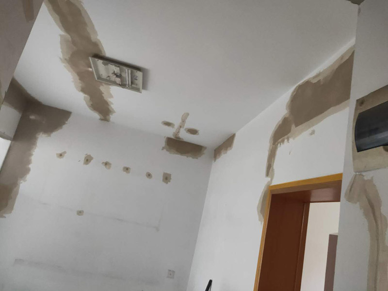 全屋墻面改造:通常要鏟除舊房子的原漆面，先用水噴濕其表層，再用電刨機或泥刀鏟除其表層漆面，表面已有嚴(yán)重漆面脫落，批燙層呈粉沙化的，應(yīng)鏟除漆層和整個批燙，直至見到水泥批燙或磚層；然后用膩子找平，打磨平整光滑，再刷乳膠漆。用石膏線在上部與頂面交接處做陰角，用踢腳線在下部與地面交接處收口。進行墻面平整處理后，墻面涂刷底漆的作用是抗堿防潮、封固基材、保護面漆，提高面漆的質(zhì)感和遮蓋力。