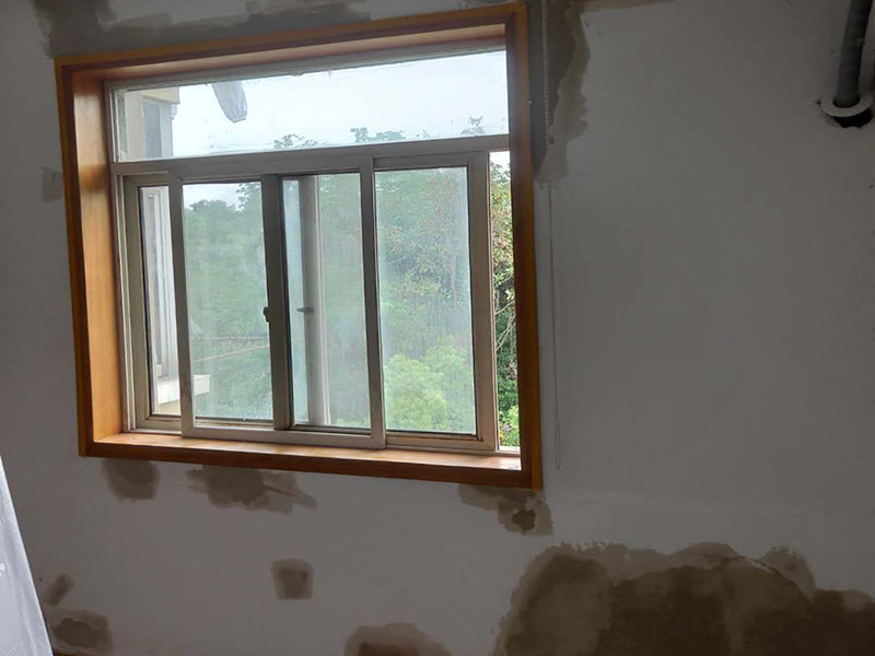 全屋墻面改造:通常要鏟除舊房子的原漆面，先用水噴濕其表層，再用電刨機或泥刀鏟除其表層漆面，表面已有嚴(yán)重漆面脫落，批燙層呈粉沙化的，應(yīng)鏟除漆層和整個批燙，直至見到水泥批燙或磚層；然后用膩子找平，打磨平整光滑，再刷乳膠漆。用石膏線在上部與頂面交接處做陰角，用踢腳線在下部與地面交接處收口。進行墻面平整處理后，墻面涂刷底漆的作用是抗堿防潮、封固基材、保護面漆，提高面漆的質(zhì)感和遮蓋力。