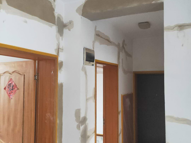 全屋墻面改造:通常要鏟除舊房子的原漆面，先用水噴濕其表層，再用電刨機或泥刀鏟除其表層漆面，表面已有嚴(yán)重漆面脫落，批燙層呈粉沙化的，應(yīng)鏟除漆層和整個批燙，直至見到水泥批燙或磚層；然后用膩子找平，打磨平整光滑，再刷乳膠漆。用石膏線在上部與頂面交接處做陰角，用踢腳線在下部與地面交接處收口。進行墻面平整處理后，墻面涂刷底漆的作用是抗堿防潮、封固基材、保護面漆，提高面漆的質(zhì)感和遮蓋力。