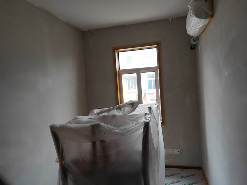 全屋墻面改造:通常要鏟除舊房子的原漆面，先用水噴濕其表層，再用電刨機或泥刀鏟除其表層漆面，表面已有嚴(yán)重漆面脫落，批燙層呈粉沙化的，應(yīng)鏟除漆層和整個批燙，直至見到水泥批燙或磚層；然后用膩子找平，打磨平整光滑，再刷乳膠漆。用石膏線在上部與頂面交接處做陰角，用踢腳線在下部與地面交接處收口。進行墻面平整處理后，墻面涂刷底漆的作用是抗堿防潮、封固基材、保護面漆，提高面漆的質(zhì)感和遮蓋力。