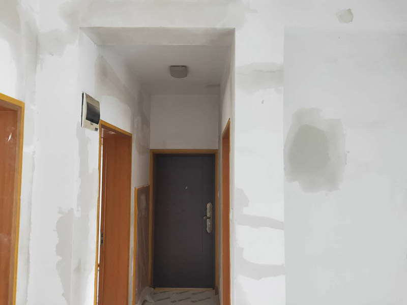 全屋墻面改造:通常要鏟除舊房子的原漆面，先用水噴濕其表層，再用電刨機或泥刀鏟除其表層漆面，表面已有嚴(yán)重漆面脫落，批燙層呈粉沙化的，應(yīng)鏟除漆層和整個批燙，直至見到水泥批燙或磚層；然后用膩子找平，打磨平整光滑，再刷乳膠漆。用石膏線在上部與頂面交接處做陰角，用踢腳線在下部與地面交接處收口。進行墻面平整處理后，墻面涂刷底漆的作用是抗堿防潮、封固基材、保護面漆，提高面漆的質(zhì)感和遮蓋力。