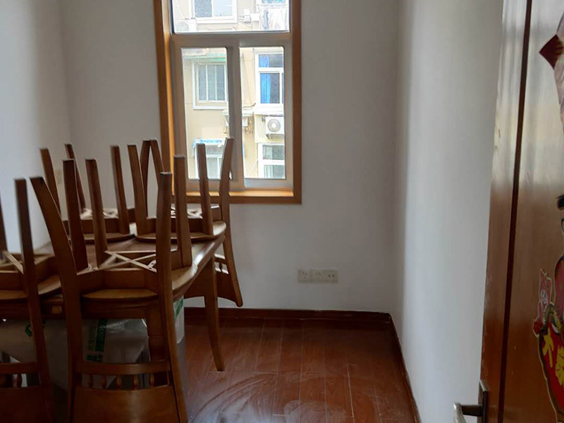 全屋墻面改造:通常要鏟除舊房子的原漆面，先用水噴濕其表層，再用電刨機或泥刀鏟除其表層漆面，表面已有嚴(yán)重漆面脫落，批燙層呈粉沙化的，應(yīng)鏟除漆層和整個批燙，直至見到水泥批燙或磚層；然后用膩子找平，打磨平整光滑，再刷乳膠漆。用石膏線在上部與頂面交接處做陰角，用踢腳線在下部與地面交接處收口。進行墻面平整處理后，墻面涂刷底漆的作用是抗堿防潮、封固基材、保護面漆，提高面漆的質(zhì)感和遮蓋力。