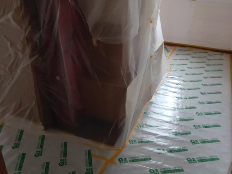 墻面翻新成品保護(hù)：各種裝修物料的進(jìn)場以及各種建筑裝修垃圾的清理，都會經(jīng)過入戶門，這些物品在搬運(yùn)的過程中，難免會和入戶門發(fā)生磕碰，造成入戶門的磕碰劃傷，所以，第一個(gè)需要做好成品保護(hù)的地方就是入戶門。地面瓷磚鋪貼完后，用成品保護(hù)膜覆蓋磚面，既可以防止裝修時(shí)的沙子磨傷地面，同時(shí)也能有效地防止油漆涂料等有色液體滴落磚面，造成地面污染。在進(jìn)行木門、櫥柜、家具等的相關(guān)的安裝或組裝的過程中，成品保護(hù)主要體現(xiàn)在兩個(gè)方面：一是原有的墻面、地面裝飾的保護(hù)，盡量避免因?yàn)檫@些安裝工程對已裝的部分造成破壞；二是安裝的物品本身的保護(hù)，注意不要在安裝過程中造成磕碰、劃傷等損傷。