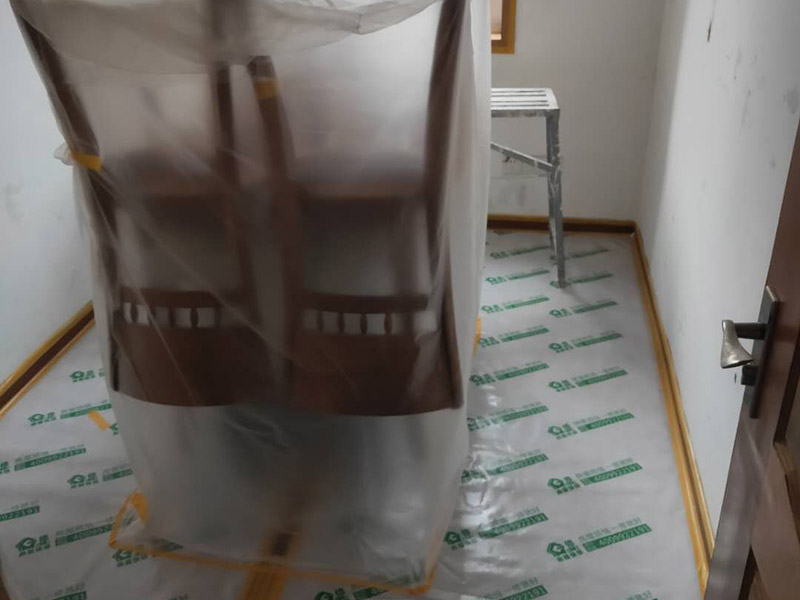 墻面翻新成品保護(hù)：各種裝修物料的進(jìn)場以及各種建筑裝修垃圾的清理，都會經(jīng)過入戶門，這些物品在搬運(yùn)的過程中，難免會和入戶門發(fā)生磕碰，造成入戶門的磕碰劃傷，所以，第一個(gè)需要做好成品保護(hù)的地方就是入戶門。地面瓷磚鋪貼完后，用成品保護(hù)膜覆蓋磚面，既可以防止裝修時(shí)的沙子磨傷地面，同時(shí)也能有效地防止油漆涂料等有色液體滴落磚面，造成地面污染。在進(jìn)行木門、櫥柜、家具等的相關(guān)的安裝或組裝的過程中，成品保護(hù)主要體現(xiàn)在兩個(gè)方面：一是原有的墻面、地面裝飾的保護(hù)，盡量避免因?yàn)檫@些安裝工程對已裝的部分造成破壞；二是安裝的物品本身的保護(hù)，注意不要在安裝過程中造成磕碰、劃傷等損傷。