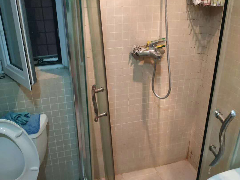 衛(wèi)生間改造裝修：衛(wèi)生間改造時(shí)首先要對(duì)墻面進(jìn)行處理，先將原有舊墻磚拆除，再利用水泥砂漿將墻面找平，目的是為了便于后期瓷磚鋪貼平整，不易脫落。最重要的是衛(wèi)生間防水，墻面防水建議使用剛性防水，既能起到防水作用，又能避免墻磚空鼓。而地面可以使用柔性防水，防水涂料要涂刷均勻，地面與墻面的接縫處需要涂刷30cm，施工完后需要做24小時(shí)閉水試驗(yàn)。衛(wèi)生間的墻面磚以美觀為主，而地磚最好選擇防滑、易清潔的瓷磚，鋪貼時(shí)，地漏處要低于整個(gè)地面，便于積水排出。