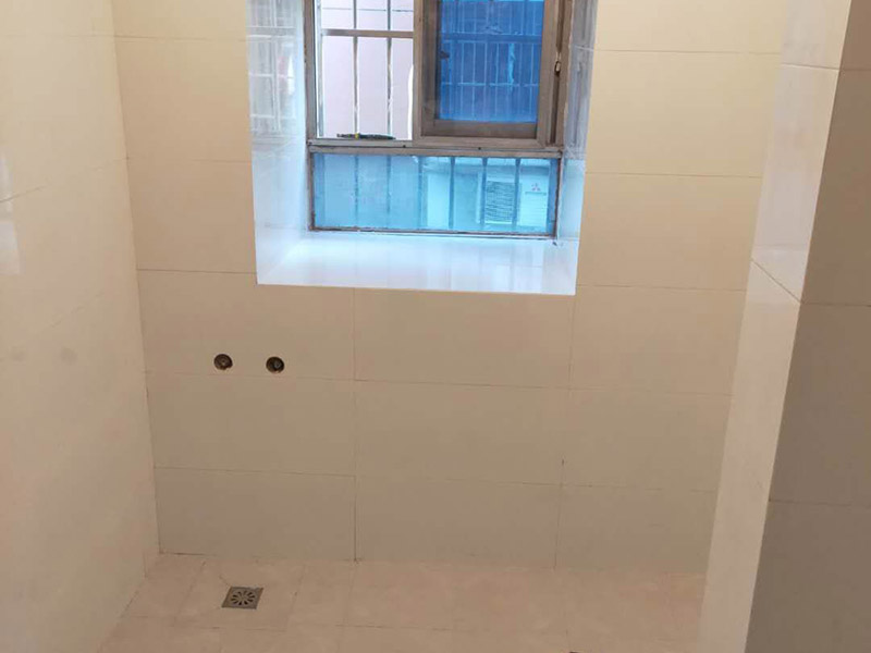 衛(wèi)生間裝修翻新：1、水電改造；這是很重要第一步基石，單靠自己的微薄力量是不行的，需要和師傅一起構(gòu)思出一份詳細(xì)的水電走向圖，師傅會(huì)參考您的意見，滿足使用的需求，對(duì)以后的維修和保養(yǎng)都有好處。2、防水措施；不要小看這一個(gè)步驟哦，作為大量用水的場(chǎng)所，一個(gè)良好的防水措施是非常有必要的，從地面開始，然后上升到到墻面，涂刷時(shí)要仔細(xì)，確保厚度均勻且達(dá)標(biāo)，和管道的交界處也別忘記涂抹。3、瓷磚鋪貼；貼磚能起到很多作用，最顯眼的就是讓空間更加美觀、精致，其次，它還能對(duì)墻面和地面起到很好的防水效果。