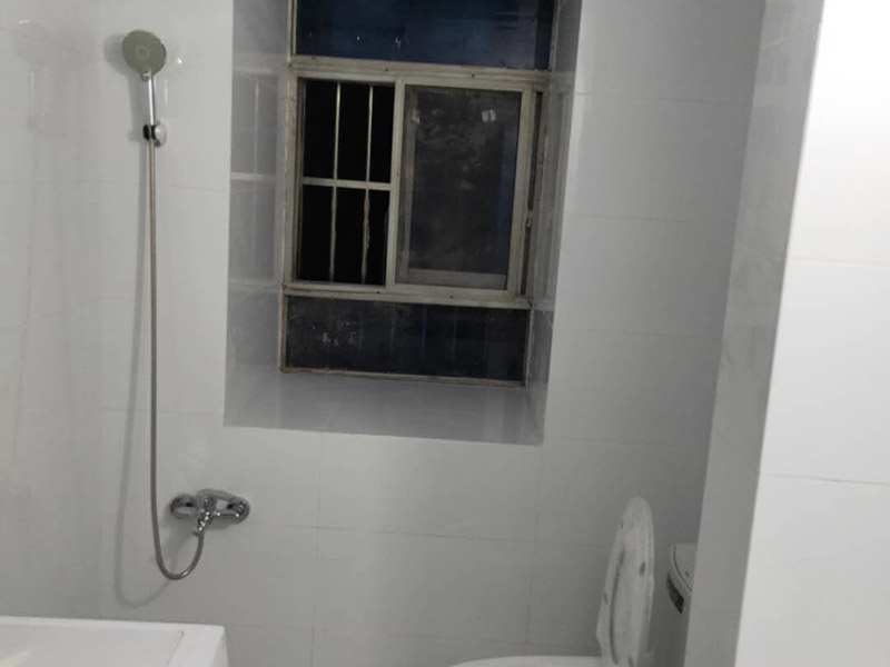 衛(wèi)生間裝修翻新：1、水電改造；這是很重要第一步基石，單靠自己的微薄力量是不行的，需要和師傅一起構(gòu)思出一份詳細(xì)的水電走向圖，師傅會(huì)參考您的意見，滿足使用的需求，對(duì)以后的維修和保養(yǎng)都有好處。2、防水措施；不要小看這一個(gè)步驟哦，作為大量用水的場(chǎng)所，一個(gè)良好的防水措施是非常有必要的，從地面開始，然后上升到到墻面，涂刷時(shí)要仔細(xì)，確保厚度均勻且達(dá)標(biāo)，和管道的交界處也別忘記涂抹。3、瓷磚鋪貼；貼磚能起到很多作用，最顯眼的就是讓空間更加美觀、精致，其次，它還能對(duì)墻面和地面起到很好的防水效果。