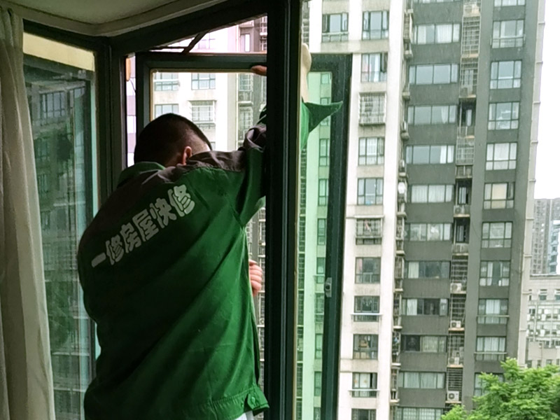 窗戶支架更換：1、測(cè)尺寸：封陽(yáng)臺(tái)前需要測(cè)量好尺寸，在安裝前，應(yīng)檢驗(yàn)窗戶尺寸與封陽(yáng)臺(tái)的洞口尺寸是否一致。 2、固定支架：安裝窗戶時(shí)，先把窗戶固定在洞口處，然后使用螺絲加塑料脹銷(xiāo)固定。 3、檢查是否安正：窗框和窗戶洞口連接好之后，需要檢查窗戶是否安裝正了。如果傾斜，需要使用吊錘安正。