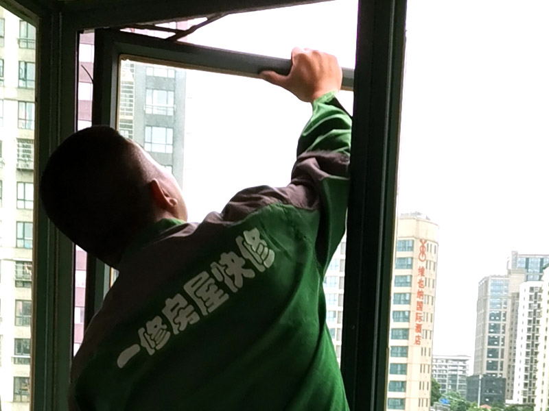 窗戶支架更換：1、測(cè)尺寸：封陽(yáng)臺(tái)前需要測(cè)量好尺寸，在安裝前，應(yīng)檢驗(yàn)窗戶尺寸與封陽(yáng)臺(tái)的洞口尺寸是否一致。 2、固定支架：安裝窗戶時(shí)，先把窗戶固定在洞口處，然后使用螺絲加塑料脹銷(xiāo)固定。 3、檢查是否安正：窗框和窗戶洞口連接好之后，需要檢查窗戶是否安裝正了。如果傾斜，需要使用吊錘安正。