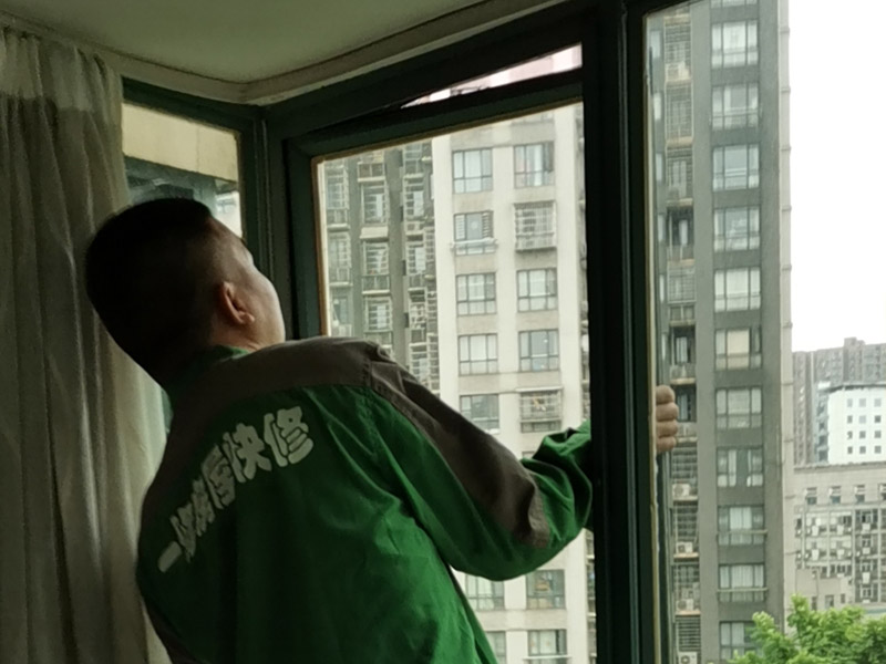 窗戶支架更換：1、測(cè)尺寸：封陽(yáng)臺(tái)前需要測(cè)量好尺寸，在安裝前，應(yīng)檢驗(yàn)窗戶尺寸與封陽(yáng)臺(tái)的洞口尺寸是否一致。 2、固定支架：安裝窗戶時(shí)，先把窗戶固定在洞口處，然后使用螺絲加塑料脹銷(xiāo)固定。 3、檢查是否安正：窗框和窗戶洞口連接好之后，需要檢查窗戶是否安裝正了。如果傾斜，需要使用吊錘安正。