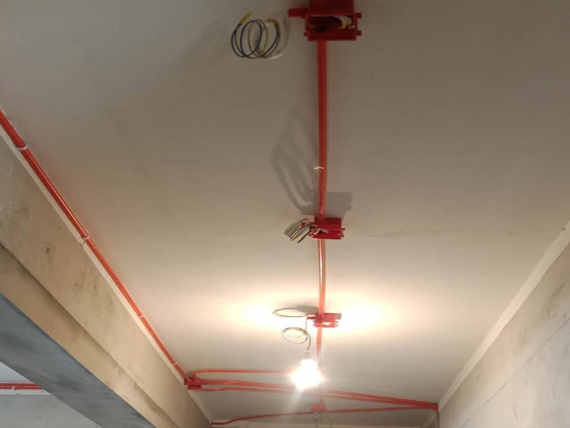 電路改造維修：定位確定好后，電工師傅會按照定位和電路走向來進行開槽布線，開的槽要橫平豎直，這才是規(guī)范的操作，不允許開橫槽，會影響墻體的承重力。接下來就是進行布線了，通常都是采用暗埋線管的方式，線管分為兩種，一種是冷彎管，還有一種PVC管。冷彎管是布線的最好選擇，特點是可以彎曲而不斷裂，價格比較貴，它的轉角有一定弧度，更換線比較方便，不用開墻更換。 選擇擇冷彎管的時候，需要借助彎管工具，弧度是線管直徑的十倍，這樣穿線或拆線，才能暢通無阻。