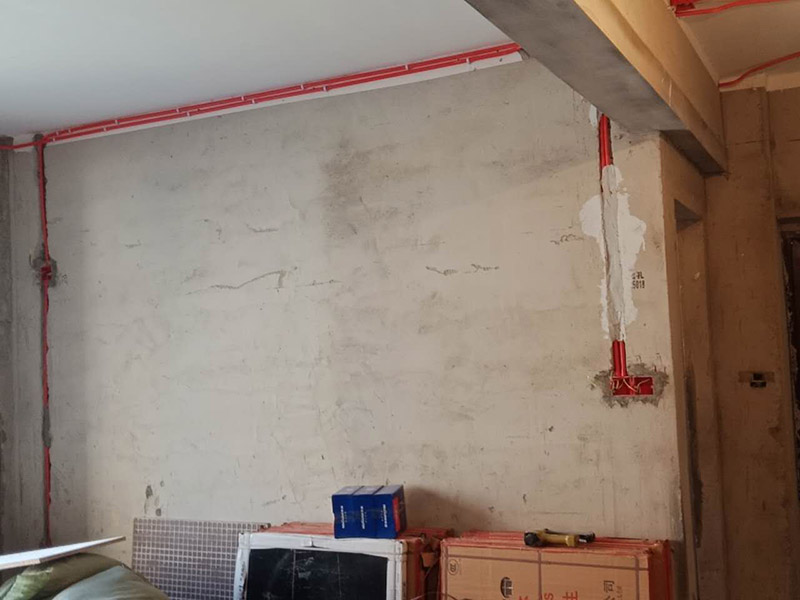 電路改造維修：定位確定好后，電工師傅會按照定位和電路走向來進行開槽布線，開的槽要橫平豎直，這才是規(guī)范的操作，不允許開橫槽，會影響墻體的承重力。接下來就是進行布線了，通常都是采用暗埋線管的方式，線管分為兩種，一種是冷彎管，還有一種PVC管。冷彎管是布線的最好選擇，特點是可以彎曲而不斷裂，價格比較貴，它的轉角有一定弧度，更換線比較方便，不用開墻更換。 選擇擇冷彎管的時候，需要借助彎管工具，弧度是線管直徑的十倍，這樣穿線或拆線，才能暢通無阻。