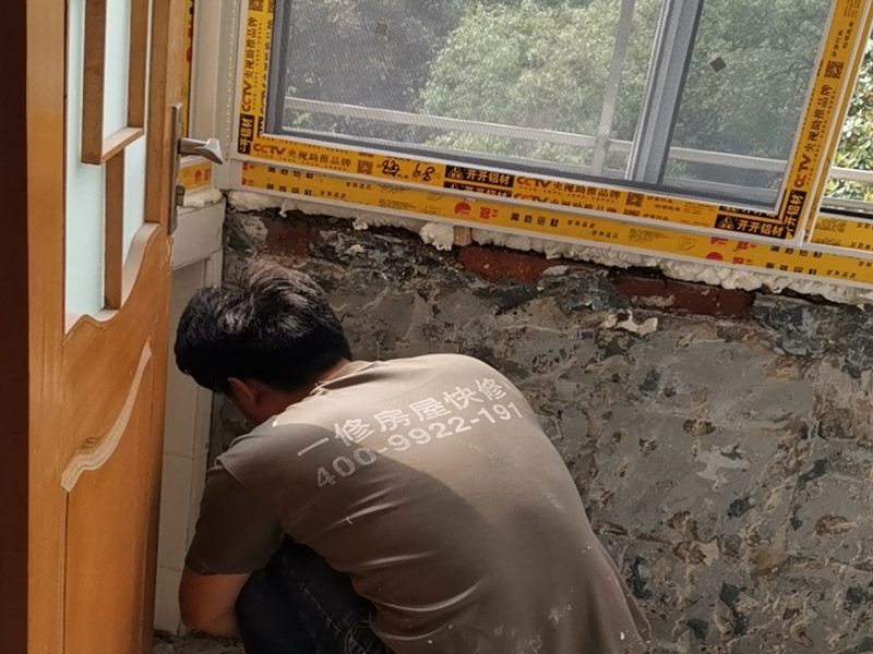 陽臺墻面基層鏟除：第一步：大檢查；鑒別方法是墻面灑水后，用鏟刀刮墻，很難鏟掉的應(yīng)該是水泥墻面;很容易鏟掉的就是大白粉加膠水的&ldquo;大白膩子&rdquo;，由于其易受潮粉化并含有甲醛的工程膠水，需要鏟除。 第二步：封固層處理；首先，清除空鼓，用水浸濕墻面白粉層，鏟掉墻皮。第二，墻面輥刷界面劑清理浮灰，提高附著力。最后，用找平修補砂漿修補空鼓、線槽、孔洞，嵌縫石膏進(jìn)行溝縫處理。 第三步：厚找平層處理；平整度好的毛坯墻(毛坯房交房規(guī)范平整度在&plusmn;3毫米)就不需要用找平修補砂漿進(jìn)行厚找平了，直接用耐水膩子或功能型生態(tài)膩子進(jìn)行精找平就可以。 第四步：精找平層處理；厚找平層處理完后，就可以批刮